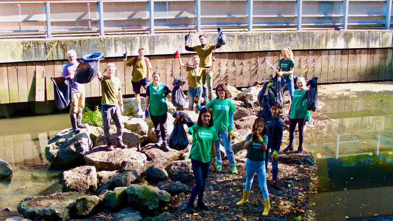 Volunteers at river clean up in Ladywell